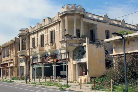 Red bus tour varosha